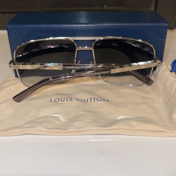 ❗️MENS LV ATTITUDEDE SUNGLASSESS❗️ - Picture 7 of 10